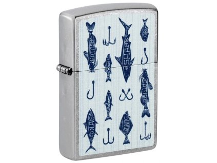 Zapalovač Zippo s opotřebovaným vzhledem a potiskem rybářského háčku s provazem.