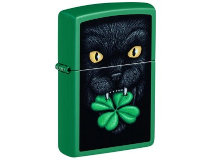 Zelený matný zapalovač Zippo s potiskem černé kočky držící zelený čtyřlístek na přední straně.