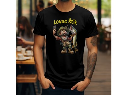 Pánské modré tričko s vtipným potiskem karikatury rybáře, jak se fotí s velkou štikou a nápisem žlutou barvou "Lovec Štik". Originální rybářské tričko.