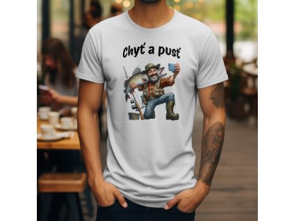 Pánské bílé tričko s vtipným potiskem karikatury rybáře, který se s ulovenou štikou fotí a nad ním je nápis "Chyť a pusť". Rybářské oblečení.