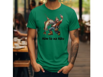 Pánské zelené tričko s vtipným potiskem karikatury rybáře, který se s ulovenou štikou fotí a pod ním je nápis "Mám to na Háku". Originální rybářské tričko.rybář 2 Mockup