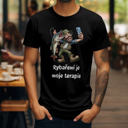 Pánské černé tričko s vtipným potiskem karikatury rybáře, který si dělá selfie s obrovskou štikou a pod ním je nápis "Rybareni je moje terapie". Originální rybářské tričko.