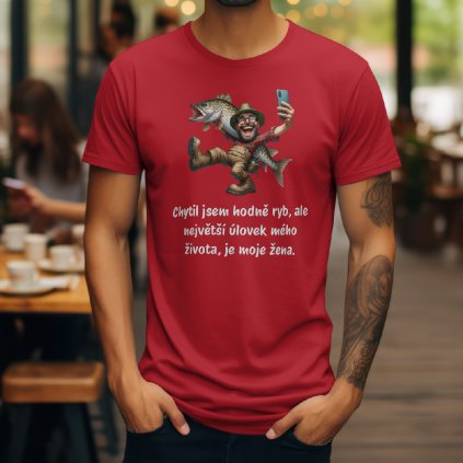 Pánské tričko s vtipným potiskem karikatury rybáře, který se chlubí úlovkem a nápisem: "Chytil jsem hodně ryb, ale největší úlovek mého života, je moje žena.". Originální rybářské tričko.