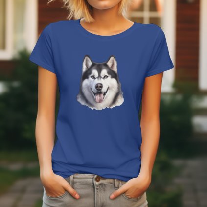 Dámské královsky modré tričko s realistickým potiskem hlavy Sibiřského huskyho. Originální tričko pro pejskařky.dámské tričko Mockup 8