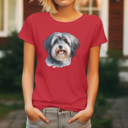 Dámské červené tričko s realistickým barevným potiskem hlavy Havanského psíka s vyplazeným jazykem.