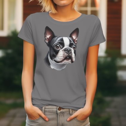 Ocelově šedé dámské tričko s detailním realistickým potiskem hlavy černobílého psa plemene Bostonský teriér s velkýma očima.