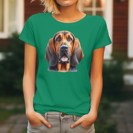 Středně zelené dámské tričko s detailním realistickým potiskem hlavy psa plemene Bloodhound s typickými vráskami a dlouhýma ušima.
