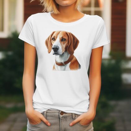 Bílé dámské tričko s detailním realistickým potiskem hlavy Anglického foxhounda s moudrým výrazem a hnědým obojkem.