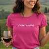 Fuchsiové tričko s krátkým rukávem, kulatým výstřihem a jemně viditelnou texturou látky. Přes střed hrudi trička je výrazný, černý nápis „pohodinda“, napsaný velkými písmeny bez patek.