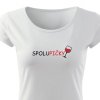 Bílé dámské tričko s krátkým rukávem a černým nápisem "SPOLUPIČKY" doplněným grafikou červené sklenice vína, zobrazené na bílém pozadí.