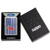 Zapalovač Zippo s potiskem Mustanga a americké vlajky na povrchu Street Chrome™.