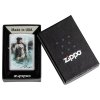 Zapalovač Zippo s potiskem zuřivého bojovníka od umělce Luise Roye na povrchu Street Chrome™.