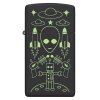 Štíhlý černý zapalovač Zippo s potiskem mimozemského obličeje, létajících talířů a robota na Měsíci.