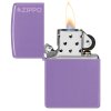 Zapalovač Zippo v tlumené matné barvě Smoky Lavender s logem značky.