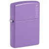 Zapalovač Zippo v tlumené matné barvě Smoky Lavender s logem značky.