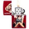 Zapalovač Zippo s lesklým povrchem Candy Apple Red a potiskem okouzlující modelky.