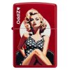 Zapalovač Zippo s lesklým povrchem Candy Apple Red a potiskem okouzlující modelky.