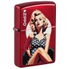 Zapalovač Zippo s lesklým povrchem Candy Apple Red a potiskem okouzlující modelky.