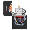 Zapalovač Zippo s matným černým povrchem a potiskem hasičské přilby.