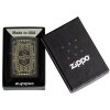 Černý matný zapalovač Zippo s laserem gravírovaným designem spletitých čar a ikonickým plamenem Zippo uprostřed.