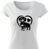 Bílé dámské tričko s černým potiskem stylizované siluety jezevčíka umístěné uvnitř velkého srdce, doplněné menším srdcem vpravo nahoře uvnitř většího obrysu.