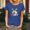 Dámské královsky modré tričko s realistickým potiskem hlavy Sibiřského huskyho. Originální tričko pro pejskařky.dámské tričko Mockup 8