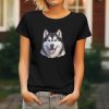 Dámské tričko s realistickým potiskem hlavy Sibiřského huskyho. Originální tričko pro pejskařky.