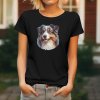 Dámské tričko (např. bílé, černé) s realistickým potiskem hlavy Australského ovčáka s merle srstí. Originální tričko pro pejskařky.
