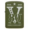 Limitovaná edice Zippo zapalovače 29163 VE/VJ 80th Anniversary Collectible s Green Crackle povrchem a pamětním gravírováním 1945-2025. Sběratelský Zippo.