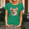Středně zelené dámské tričko s detailním realistickým potiskem hlavy usměvavého psa plemene Welsh Corgi Pembroke.