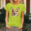 Dámské tričko s detailním realistickým potiskem hlavy usměvavého psa plemene Welsh Corgi Pembroke.
