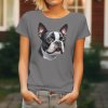Ocelově šedé dámské tričko s detailním realistickým potiskem hlavy černobílého psa plemene Bostonský teriér s velkýma očima.