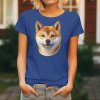 Dámské tričko s detailním realistickým potiskem usměvavé hlavy psa plemene Shiba-Inu.
