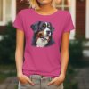 Purpurové dámské tričko s detailním realistickým potiskem usměvavé hlavy Bernského salašnického psa s vyplazeným jazykem.