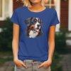 Dámské tričko s detailním realistickým potiskem usměvavé hlavy Bernského salašnického psa s vyplazeným jazykem.