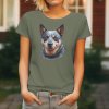 Dámské tričko s detailním realistickým potiskem hlavy Australského honáckého psa s inteligentním pohledem.