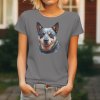 Dámské tričko s detailním realistickým potiskem hlavy Australského honáckého psa s inteligentním pohledem.
