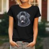 Dámské tričko s detailním realistickým potiskem hlavy černého Novofundlandského psa s přátelským výrazem a vyplazeným jazykem.