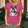 Dámské tričko s detailním realistickým potiskem hlavy psa plemene Akita Inu s hrdým výrazem a hustou srstí.