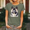 Khaki dámské tričko s detailním realistickým potiskem hlavy psa plemene Akita Inu s hrdým výrazem a hustou srstí.