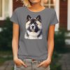 Dámské tričko s detailním realistickým potiskem hlavy psa plemene Akita Inu s hrdým výrazem a hustou srstí.