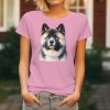 Dámské tričko s detailním realistickým potiskem hlavy psa plemene Akita Inu s hrdým výrazem a hustou srstí.