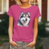 Dámské tričko s detailním realistickým potiskem hlavy usmívajícího se Aljašského malamuta s vyplazeným jazykem.