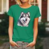 Dámské tričko s detailním realistickým potiskem hlavy usmívajícího se Aljašského malamuta s vyplazeným jazykem.