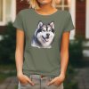 Dámské tričko s detailním realistickým potiskem hlavy usmívajícího se Aljašského malamuta s vyplazeným jazykem.