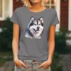 Ocelově šedé dámské tričko s detailním realistickým potiskem hlavy usmívajícího se Aljašského malamuta s vyplazeným jazykem.