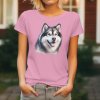 Dámské tričko s detailním realistickým potiskem hlavy usmívajícího se Aljašského malamuta s vyplazeným jazykem.
