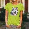 Dámské tričko s detailním realistickým potiskem hlavy usmívajícího se Aljašského malamuta s vyplazeným jazykem.