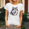 Dámské tričko s detailním realistickým potiskem hlavy usmívajícího se Aljašského malamuta s vyplazeným jazykem.