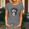 Dámské tričko s detailním realistickým potiskem hlavy černo-bílého Portugalského vodního psa s kudrnatou srstí.